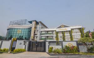 ein Hotel mit einem Tor vor einem Gebäude in der Unterkunft Zimansky Hotel in Accra
