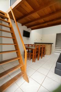 une salle à manger avec une table et des chaises dans l'établissement Apartamento de Frente pro Mar com Vista Incrível - 10 min da Praia do Morro, à Guarapari