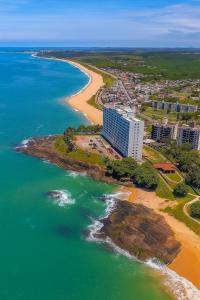 une vue aérienne d'un complexe hôtelier sur une plage dans l'établissement Apartamento de Frente pro Mar com Vista Incrível - 10 min da Praia do Morro, à Guarapari
