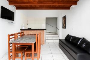 un salon avec une table et un canapé dans l'établissement Apartamento de Frente pro Mar com Vista Incrível - 10 min da Praia do Morro, à Guarapari 10 autres photos