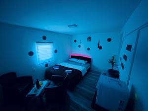 een blauwe kamer met een bed en een bank bij Avram019 in Zaječar +4 foto's