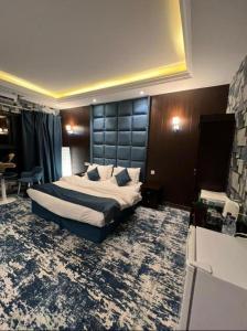 a bedroom with a large bed in a room at Central location in the city center, two-room apartment in Baljurashi