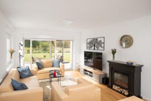 TV a/nebo společenská místnost v ubytování Villa Aurelia s bazenom i saunom- Gorski kotar