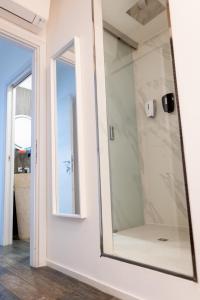 een glazen douchedeur met spiegel in een badkamer bij Centro Panoramic in Cagliari