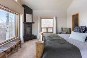 Postel nebo postele na pokoji v ubytování Cabin in Grand Mesa near Powderhorn with Stunning Views