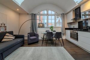 een woonkamer met een bank en een tafel bij Berwick Soho Suites by Aureva Residences in Londen