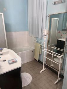 Un baño con bañera, lavabo y ducha. en Chambre Chez L'habitant, en Sermérieu