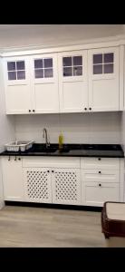 Kuchyň nebo kuchyňský kout v ubytování Astonishing 3 Bedroom Apartment