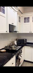 Kuchyň nebo kuchyňský kout v ubytování Astonishing 3 Bedroom Apartment