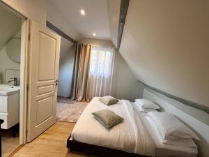 Ένα ή περισσότερα κρεβάτια σε δωμάτιο στο Duplex Tourny Gîte de charme pour 4 personnes au cœur de la campagne normande