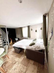 Ένα ή περισσότερα κρεβάτια σε δωμάτιο στο Duplex Tourny Gîte de charme pour 4 personnes au cœur de la campagne normande