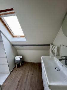 Ένα μπάνιο στο Duplex Tourny Gîte de charme pour 4 personnes au cœur de la campagne normande