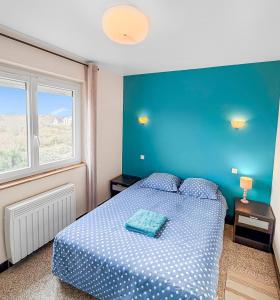 Un dormitorio azul con una cama y una pared azul. en Marluis Mer - Apartment near dunes and beach, en Cucq