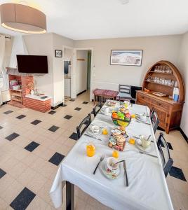 una sala de estar con una mesa con platos de comida en Marluis Mer - Apartment near dunes and beach, en Cucq 35 fotos más