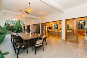 ein Esszimmer mit einem Holztisch und Stühlen in der Unterkunft Oura Spirit in Unawatuna