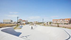 Un parque de patinaje con una persona en una rampa de skate. en Marluis Mer - Apartment near dunes and beach, en Cucq