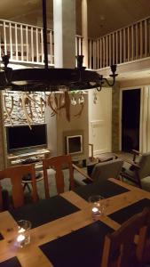 プダスヤルヴィにあるAilo, Iso-Syöteのテーブルとシャンデリアのあるダイニングルーム