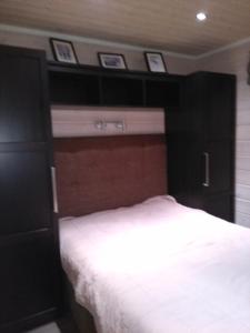 プダスヤルヴィにあるAilo, Iso-Syöteの白いシーツが敷かれた大きなベッドのある寝室