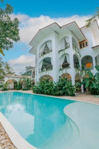 ein Gebäude mit einem Swimmingpool davor in der Unterkunft Oura Spirit in Unawatuna