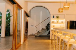 ein Esszimmer mit einem Torbogen, einem Tisch und Stühlen in der Unterkunft Oura Spirit in Unawatuna