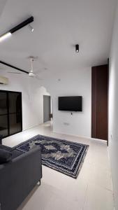 Una televisión o centro de entretenimiento en Aurum Azure