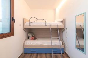 パラーウにあるApartments stationの二段ベッド2組、鏡が備わる二段ベッド付きの客室です。