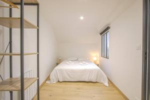 Ένα ή περισσότερα κρεβάτια σε δωμάτιο στο Duplex centre historique de Bayeux