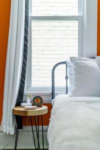 Postel nebo postele na pokoji v ubytování Jungle House Luxury Stays - Columbus Downtown Short North + 52 fotografií