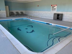 ein Schwimmbecken mit einem auf das Wasser gemalten Gesicht in der Unterkunft Holiday Inn Express & Suites Bridgeport by IHG in Bridgeport