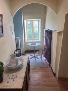 Una sala de estar con una mesa y una ventana. en Chambre Chez L'habitant, en Sermérieu 15 fotos más