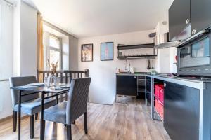 Kuchyň nebo kuchyňský kout v ubytování Le Refuge - Parking privée - Wifi - Netflix + 6 fotografií