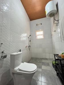 Ένα μπάνιο στο Kinigi Holiday Room