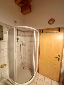 プレダッツォにあるAppartamento Genzianaの浴室のガラス扉付きシャワー +5枚の写真