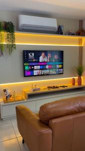 Μια τηλεόραση ή/και κέντρο ψυχαγωγίας στο Apartamento Modernizado