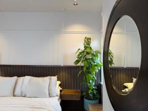 マックルズフィールドにあるPrivate King Room - Near AZ and Train Linksのベッドと鏡のある寝室