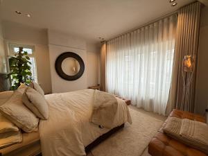 マックルズフィールドにあるPrivate King Room - Near AZ and Train Linksのベッドと大きな窓のある寝室 +4枚の写真