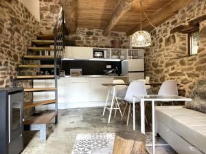 a living room with a couch and a table at Casa Rural Arlanza 13 in Arlanza