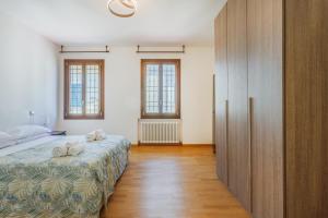 a bedroom with a bed with two towels on it at Little Cottage near Ferrari's City in Montale