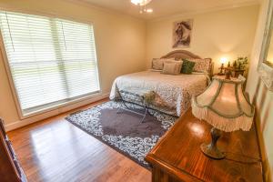 una camera da letto con un letto, un tavolo e una finestra di Waterfront Home with Spacious Outdoor Deck Boat Slip a Northport