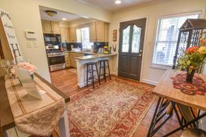 una cucina con un tavolo e un piano di lavoro di Waterfront Home with Spacious Outdoor Deck Boat Slip a Northport