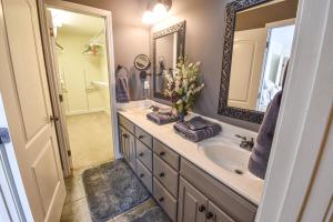 un bagno con lavandino e specchio di Waterfront Home with Spacious Outdoor Deck Boat Slip a Northport Altre 19 foto