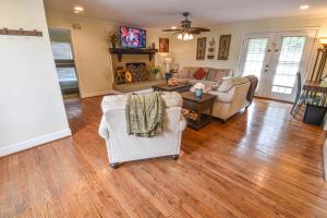 un soggiorno con divano, poltrone e camino di Waterfront Home with Spacious Outdoor Deck Boat Slip a Northport