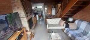 an overhead view of a living room with a couch and a tv at CASA DO BRAZ casas de temporada in Monte Verde