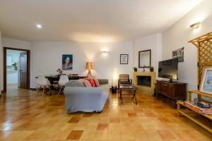 un salon avec un canapé et une table dans l'établissement Casa Cerca del Aeropuerto y del Jarama, à Santo Domingo