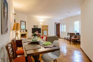 un salon avec une table et une salle à manger dans l'établissement Casa Cerca del Aeropuerto y del Jarama, à Santo Domingo