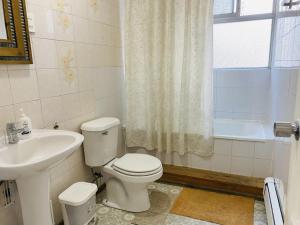 Un baño con inodoro, lavabo y bañera. en Gran Via Hostel, en Punta Arenas 1 foto más