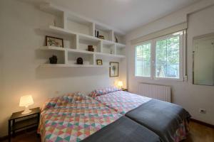 une chambre avec un lit et une fenêtre dans l'établissement Casa Cerca del Aeropuerto y del Jarama, à Santo Domingo