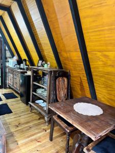 een kamer met een houten tafel en een fornuis bij Recanto - Chalé Boa Vista in Jaraguá do Sul