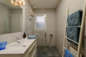 une salle de bain avec lavabo et douche dans l'établissement Casa Cerca del Aeropuerto y del Jarama, à Santo Domingo 37 autres photos