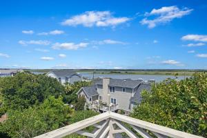 eine Luftansicht eines Hauses und des Wassers in der Unterkunft AV9-02: 9 2nd Avenue in Isle of Palms